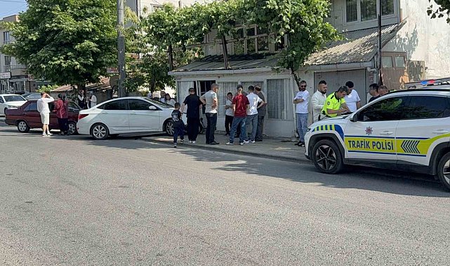 İki otomobil çarpıştı, duramayan araç evin duvarına çarptı