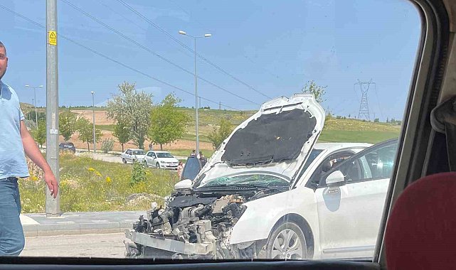 İki otomobil kafa kafaya çarpıştı: 8 yaralı