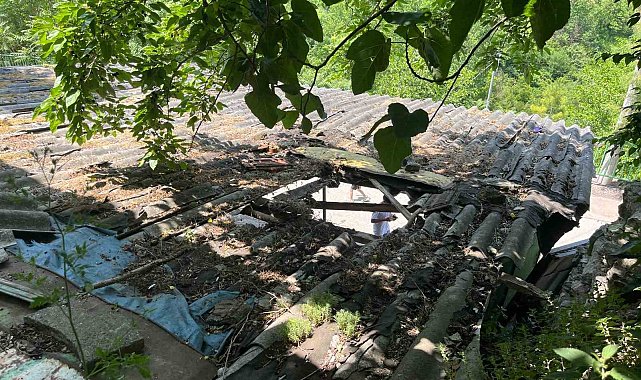 İpini koparan boğa 3 metre yükseklikten otomobilin üzerine düştü