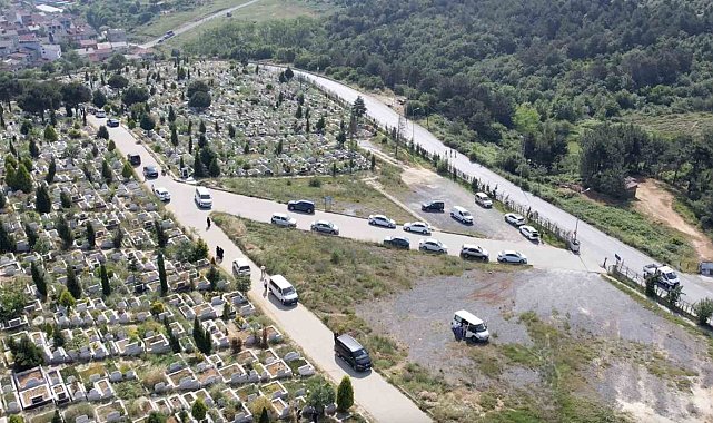 İstanbul'da bayramın ilk günü mezarlıklar ziyaretçilerle doldu