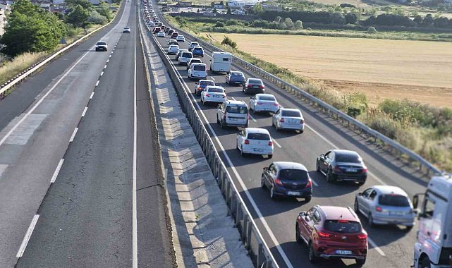 İstanbul'dan Trakya'ya akın: Tatilciler yola çıktı, şeritler doldu