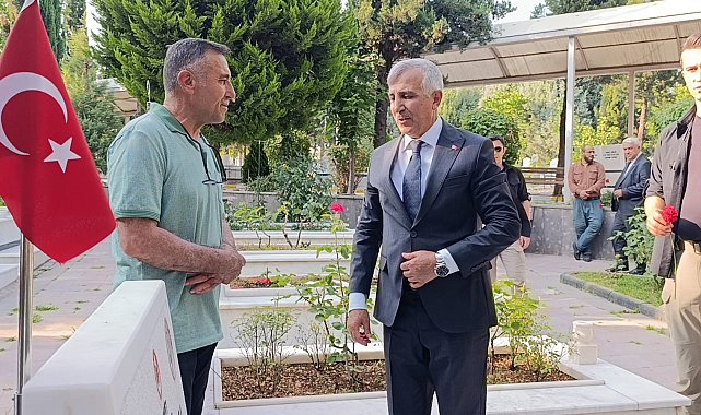 Kahramanmaraş'ta deprem şehitleri kabirleri başında anıldı