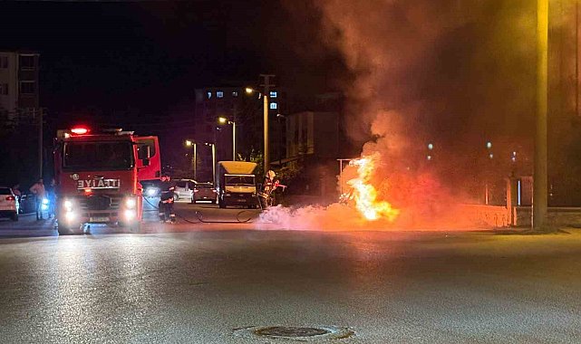 Kahramanmaraş'ta yanan otomobil hurdaya döndü