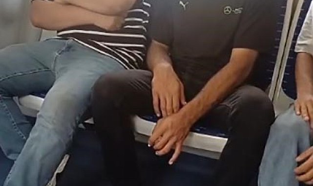 Kalabalığa aldırmadan İZBAN'da sigara içti, o anlar kamerada
