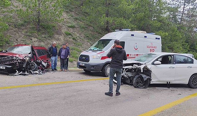 Karabük'te iki otomobil kafa kafaya çarpıştı: 8 yaralı