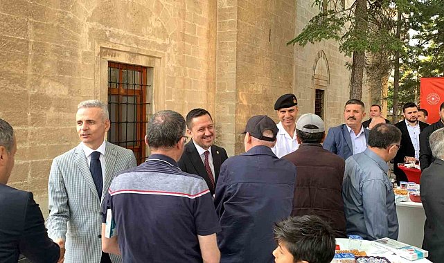 Karaman'da il protokolü vatandaşla bayramlaştı