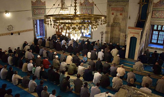 Karapınar'da bayram namazında vatandaşlar camilere akın etti