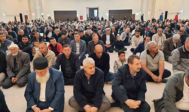 Kars'ta bayram namazında camiler doldu