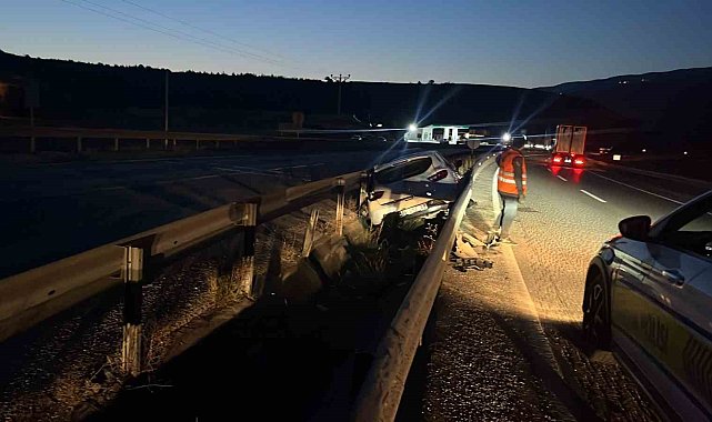 Kastamonu'da otomobil bariyerlere çarptı: 3 yaralı