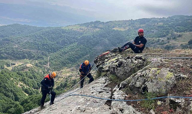 Kayalıklarda mahsur kalan keçiler kurtarıldı