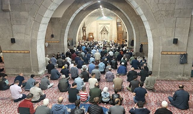 Kayseri'de Bayram Namazı'nda camiler doldu