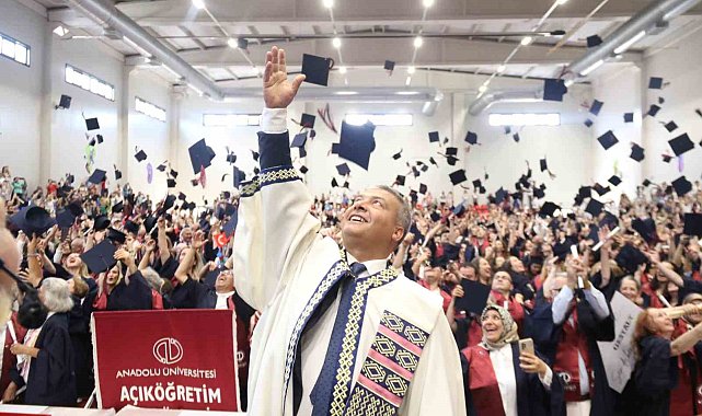 Kimi 63 yaşında üniversite mezunu oldu kimi de profesör olmasına rağmen bölüm bitirdi