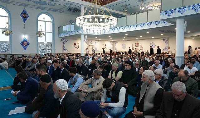 Köln'de yüzlerce Müslüman Kurban Bayramı namazını eda etti