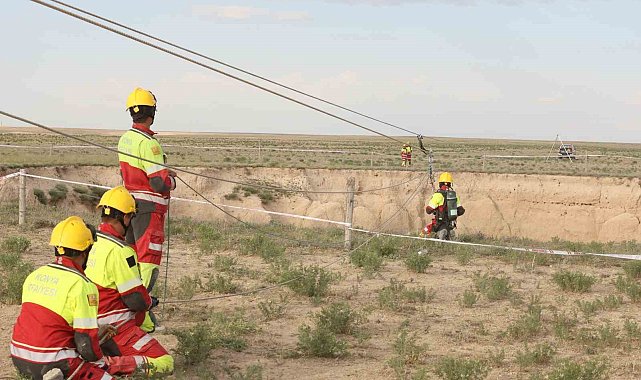 Konya İtfaiyesinin 30 metrelik obruktaki kurtarma tatbikatı nefes kesti