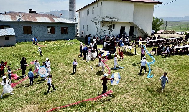 Köy çocuklarının hayali gerçek oldu, gökyüzü uçurtmalarla şenlendi