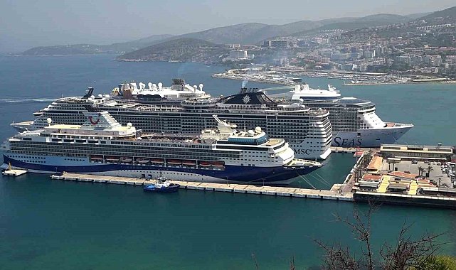 Kuşadası'na üç gemiyle toplam 9 bin 600 turist geldi