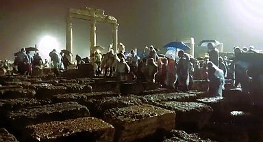 Laodikya'dan, Kızıl Ordu Korosunun şarkıları değil 'yuh' sesleri yükseldi