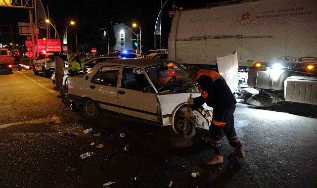 Malatya'da iki aracın karıştığı kazada ortalık savaş alanına döndü: 4 yaralı