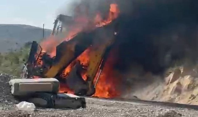 Malatya'da iş makinesi alev alev yandı