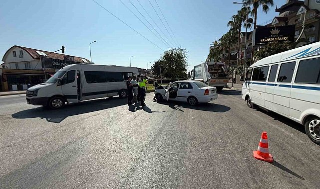 Manavgat'ta otomobil tur aracına çarptı: 5 yaralı