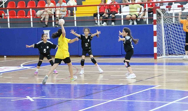 Minik Eller Hentbol Şenliğinde ödüller sahiplerini buldu