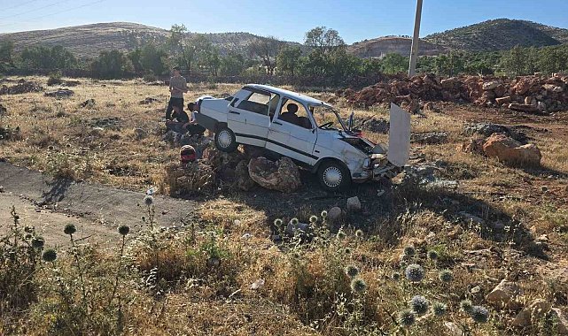 Motosiklet ile manevra yapan otomobil şarampole yuvarlandı: 5 yaralı