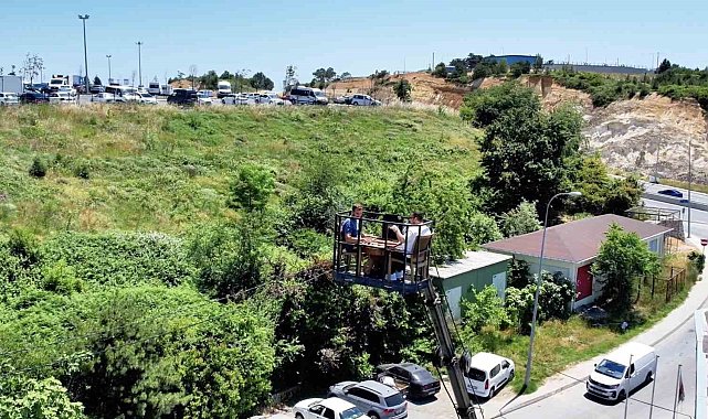 Müşteri manzara isteyince kafe sahibi vinç çağırdı