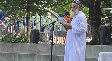 New York'ta bayram namazı sıcak hava nedeniyle parkalarda kılındı