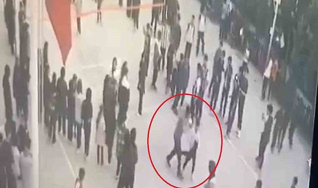 Öğretmenden öğrenciye su sıçrattın dayağı kamerada