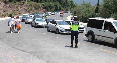 Ölüdeniz'de bayram yoğunluğu; Trafik kitlendi, plajlar doldu