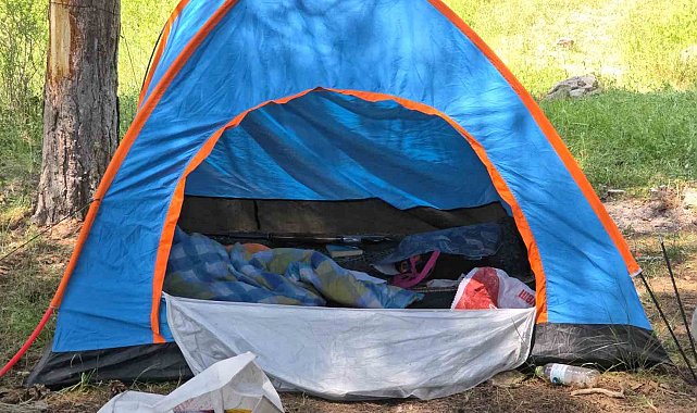 Ormanda çadır kurup kamp yapan öğretmen kayboldu