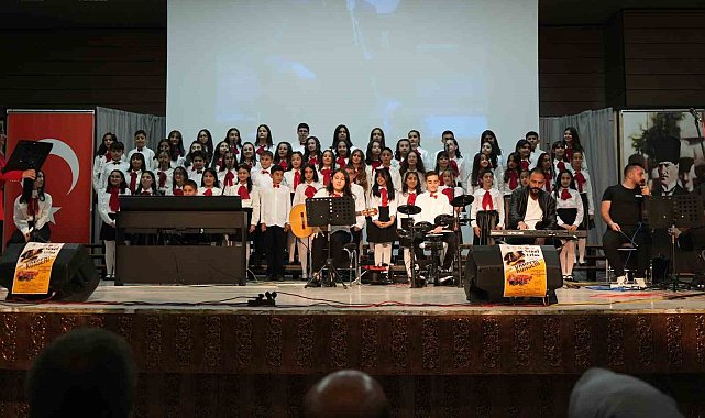 Ortaokul öğrencilerinden oluşan koro Neşet Ertaş türkülerini seslendirdi