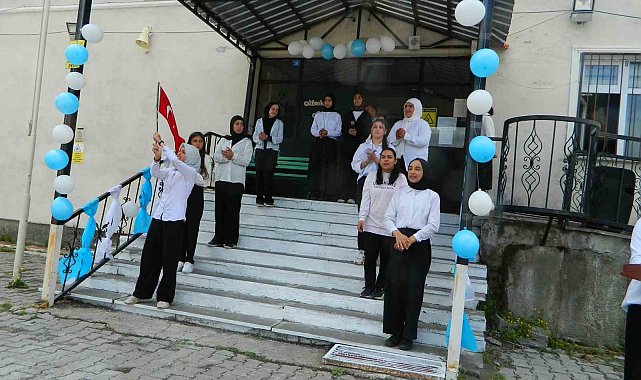 Posof'ta öğrencilerin şiir programı beğeni topladı
