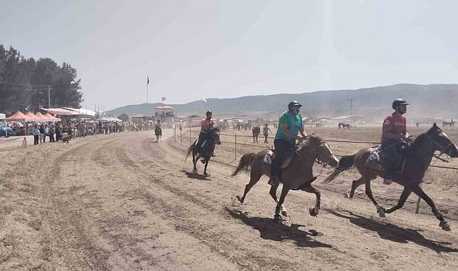 Rahvan atlar Baklan Ovası'nda tozu dumana kattı