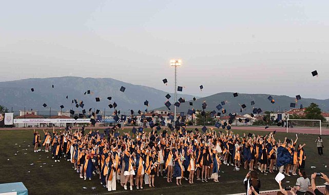 Sağlık Bilimleri Fakültesi'nde mezuniyet coşkusu