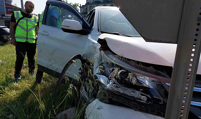 Samsun'da kavşakta 2 otomobil çarpıştı: 2 yaralı