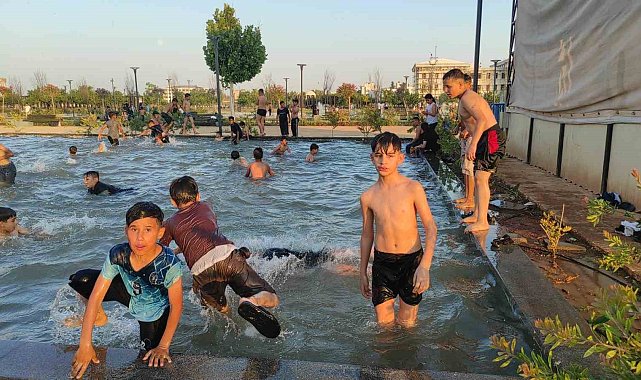 Şanlıurfa'da sıcaktan bunalan çocuklar süs havuzunda serinledi