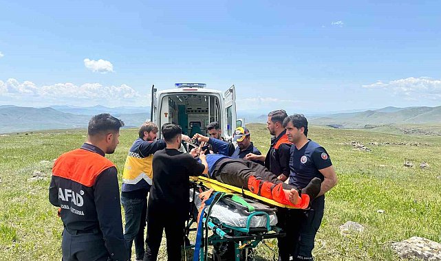 Sarıkamış'ta kayaklıklardan düşen çobanın ayağı kırıldı