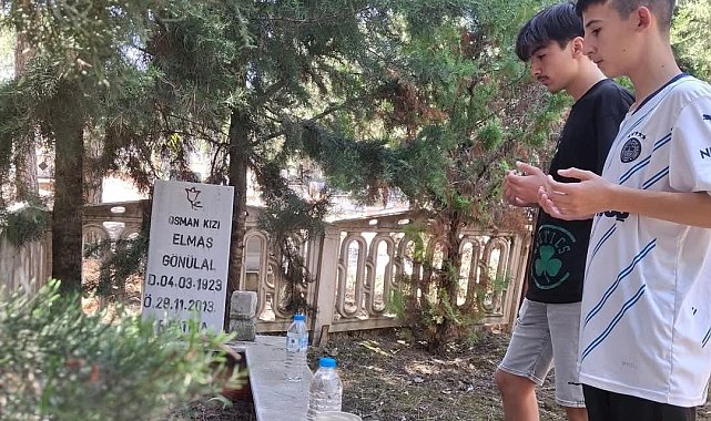 Selendi'de mezarlıklara ziyaretçi akını