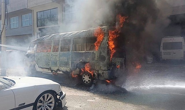 Seyir halindeki minibüs alev alev yandı