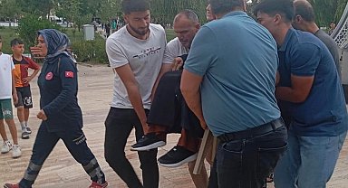 Siirt'te devrilen ağacın altında kalan 2 kişi yaralandı