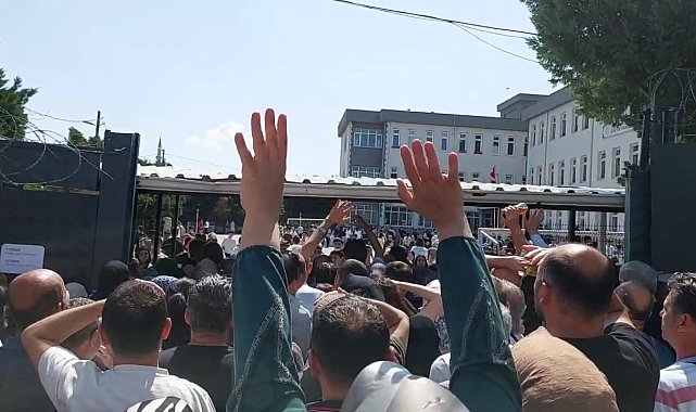 Sınava giren çocuklarını görmek için yarıştılar