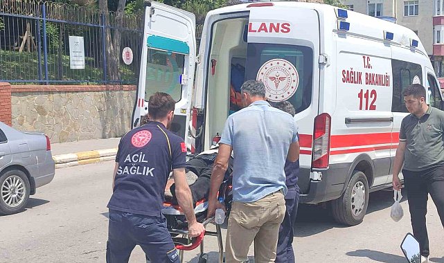 Sinop'ta otomobille çarpışan motosikletteki 2 kişi yaralandı