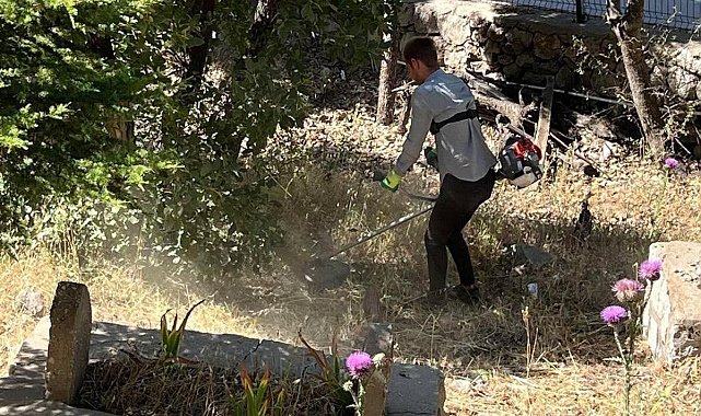 Şırnak'ta bayram öncesi mezarlık temizliği