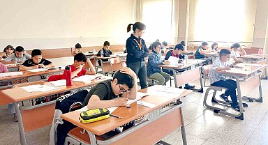 Sivas'ta öğrenciler meslek ortaokuluna girmek için ter döktü