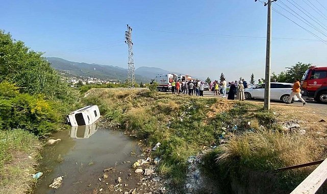 Sulama kanalına uçan midibüsteki 4 kişiyi itfaiye ekibi kurtardı