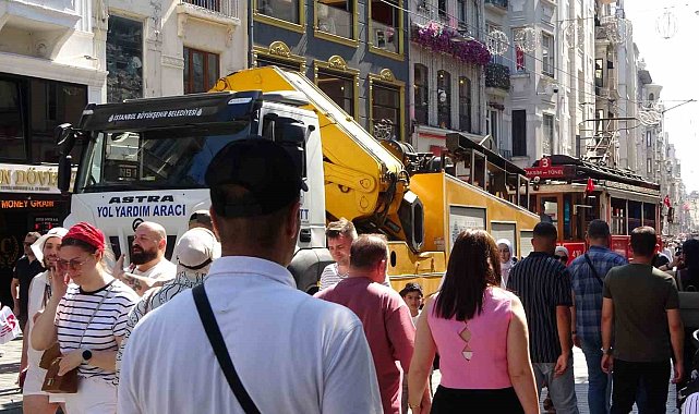 Taksim'de nostaljik tramvay arızalandı, yerine akülü tramvay devreye girdi
