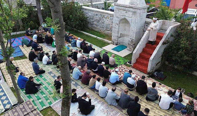 Tarihi namazgahta bayram namazı