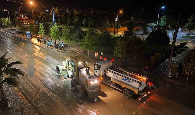 Trabzon'da sel ve su baskınları sonrası temizlik çalışmaları gecede sürüyor