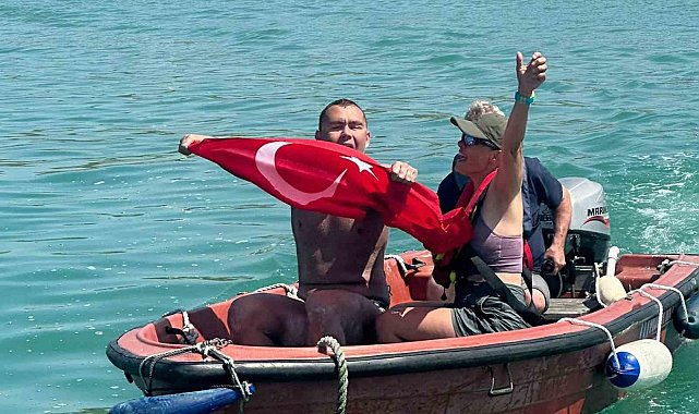 Tuna Tunca, Manş Denizi'ni yüzerek geçen otizmli ilk Türk sporcu oldu